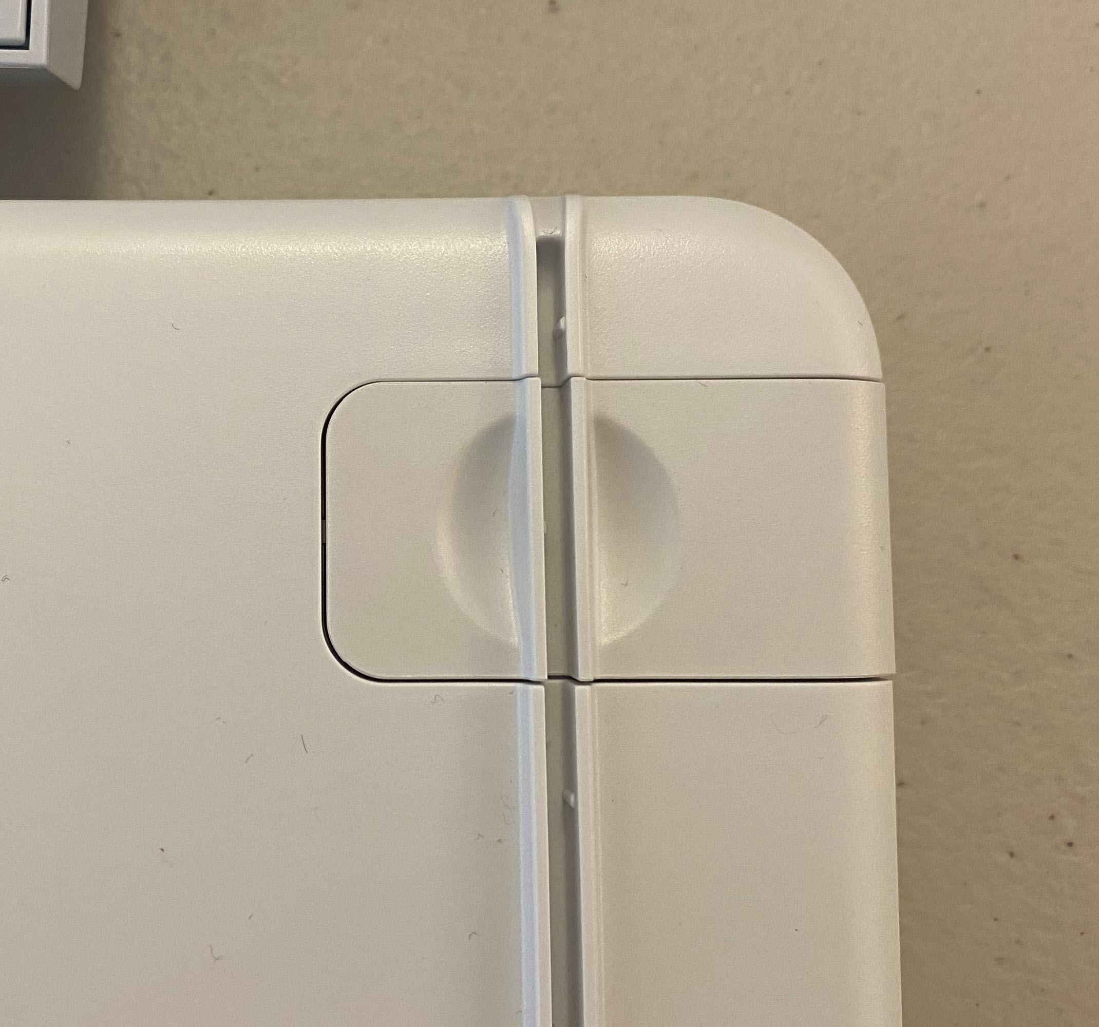 Vuelve a colocar la tapa del compartimento de las cuchillas.